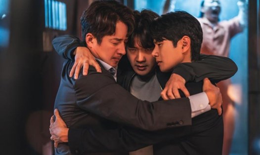 Kwon Sang Woo (giữa) và các bạn diễn trong một cảnh quay của phim “Hitman 2”. Ảnh: Nhà sản xuất