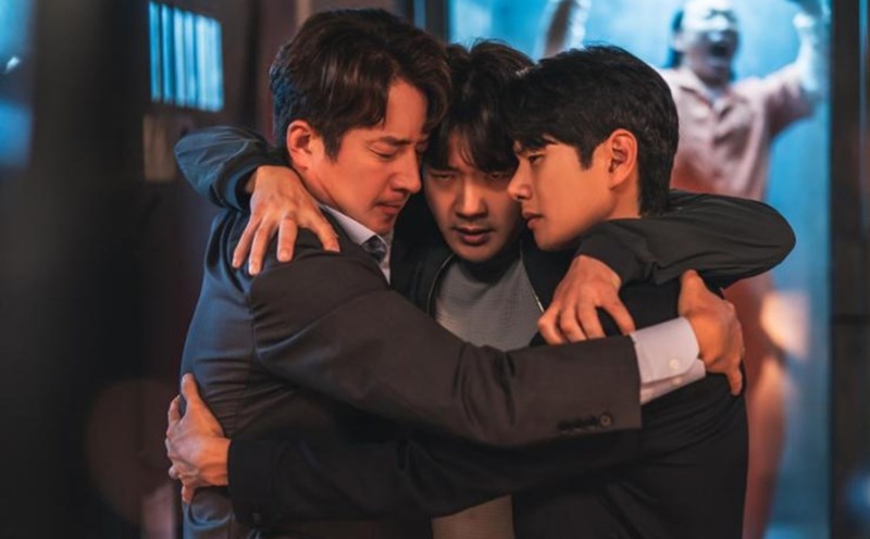 Kwon Sang Woo (center) and co-stars in a scene from the movie “Hitman 2”. Photo: Producer