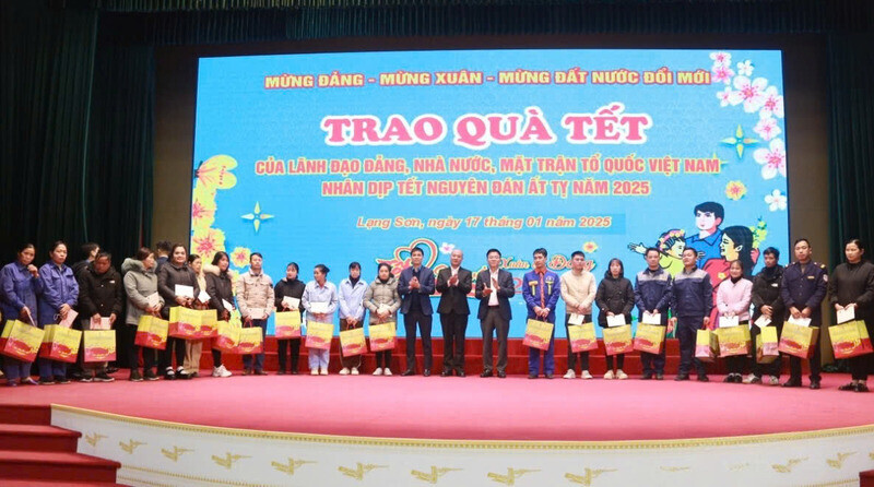 Deputy Prime Minister Le Thanh Long and Vice President of the Vietnam General Confederation of Labor Ngo Duy Hieu presented gifts to people and workers in Lang Son. Photo: Hoang Huan