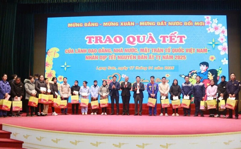 Deputy Prime Minister Le Thanh Long and Vice President of the Vietnam General Confederation of Labor Ngo Duy Hieu presented gifts to people and workers in Lang Son. Photo: Hoang Huan