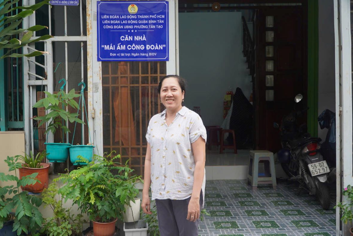 Union members and workers in difficult circumstances were presented with a Trade Union Shelter. Photo: Chan Phuc