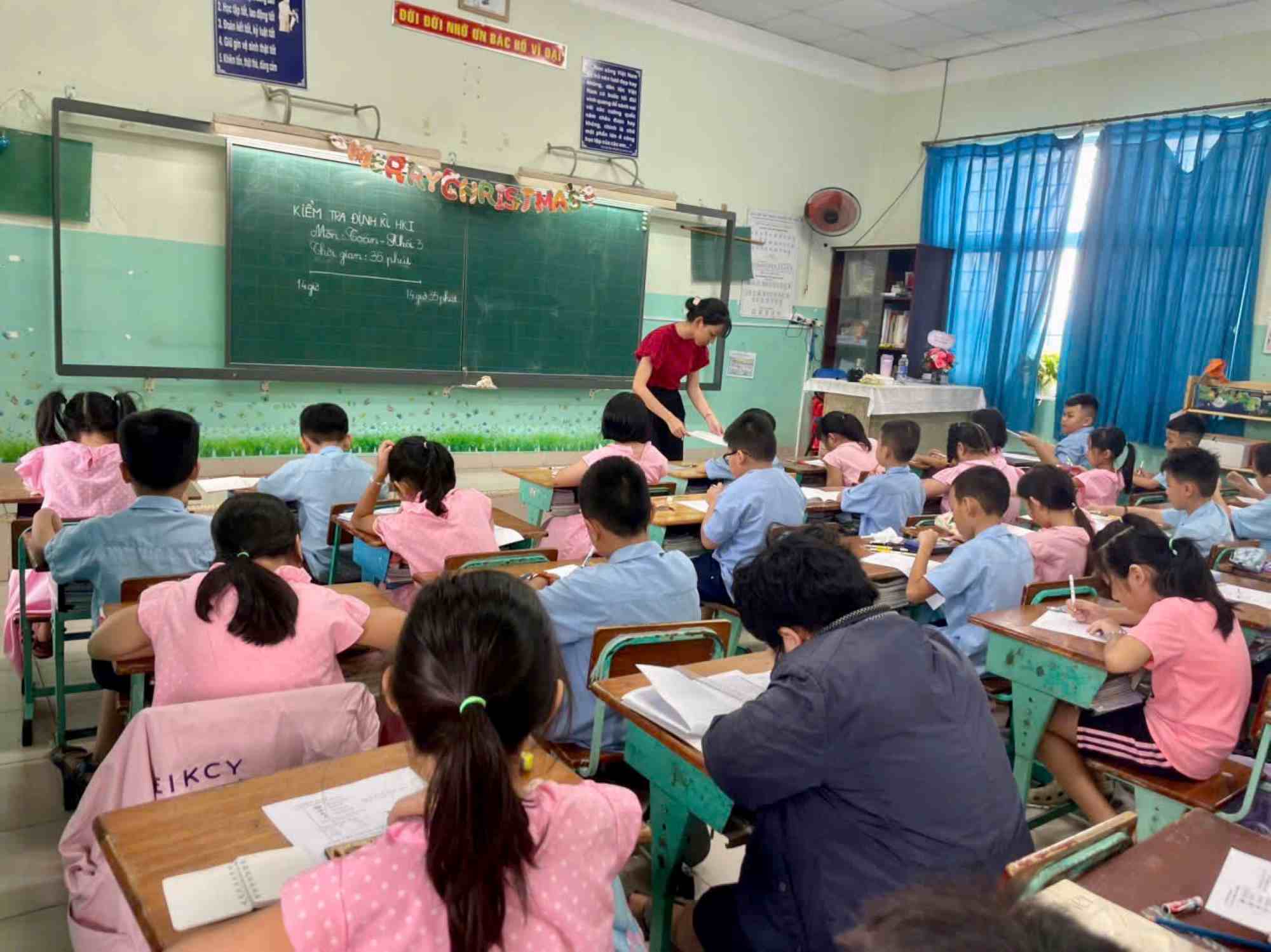 Applying technology to teaching and reducing the curriculum is a great desire of Ms. Le Anh Thi. Photo: Character provided