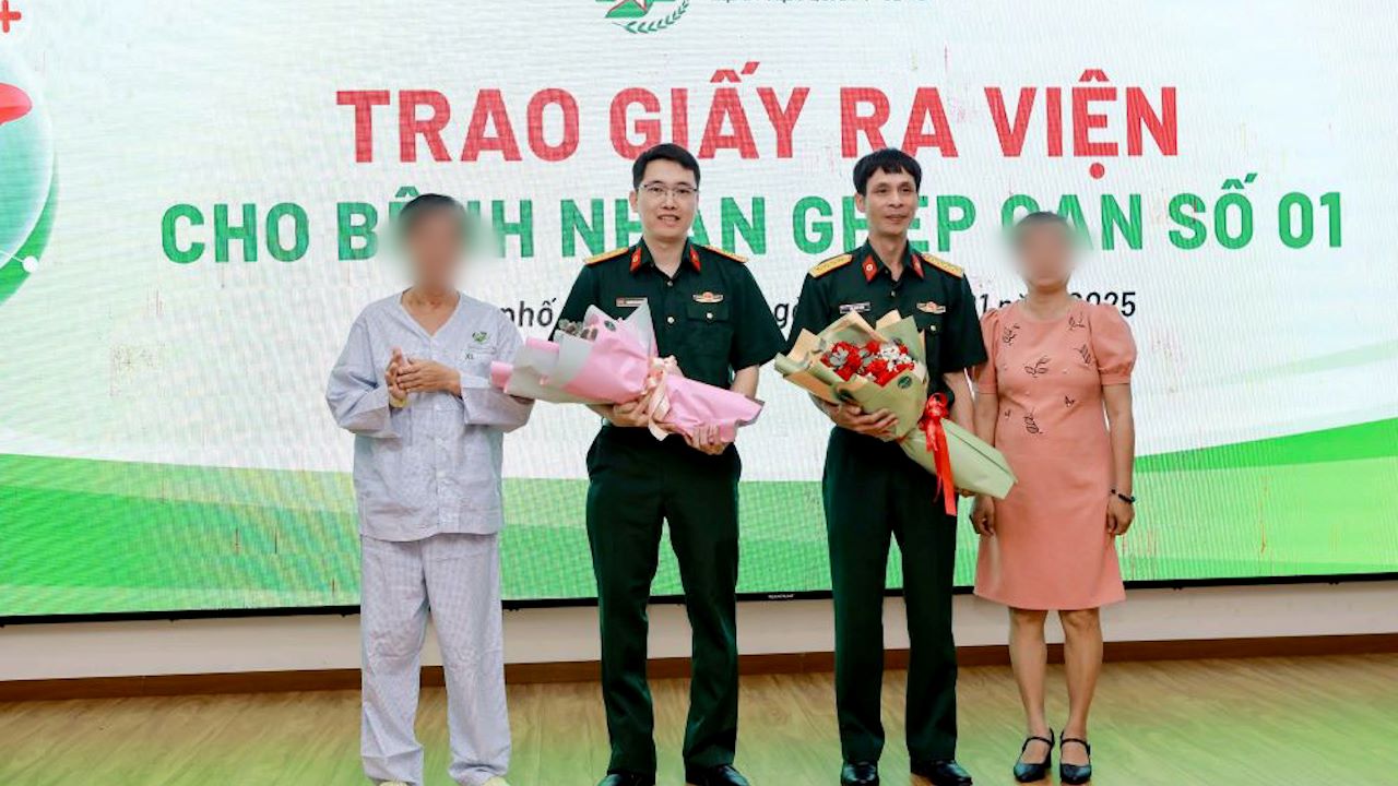 Ong Nguyen Ngoc Kien (55 tuoi, ngu tinh Lam Dong, bia trai) duoc cap giay ra vien sau ca phau thuat ghep gan thanh cong. Anh: Minh Tam