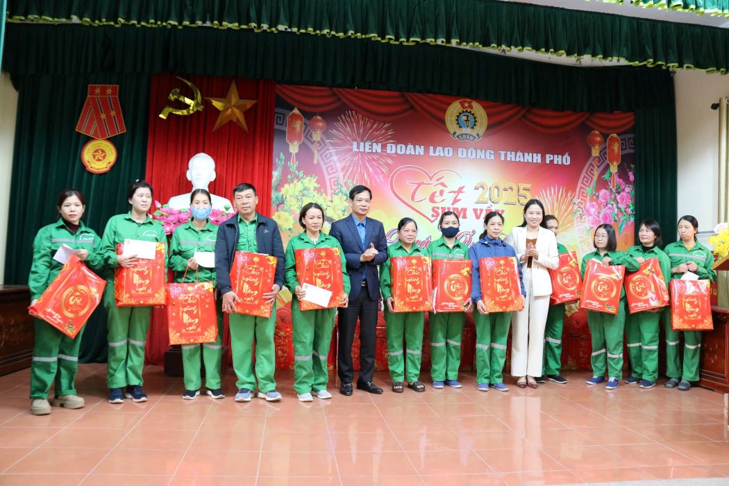 Representatives of the Thai Binh Provincial Federation of Labor and leaders of the City People's Committee presented Tet gifts to encourage workers. Photo: Ba Manh.