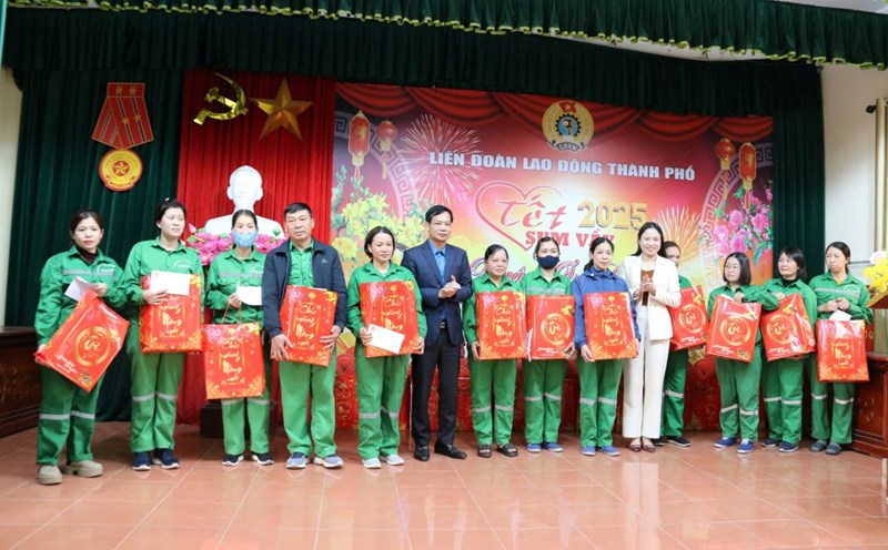 Representatives of the Thai Binh Provincial Federation of Labor and leaders of the City People's Committee presented Tet gifts to encourage workers. Photo: Ba Manh.