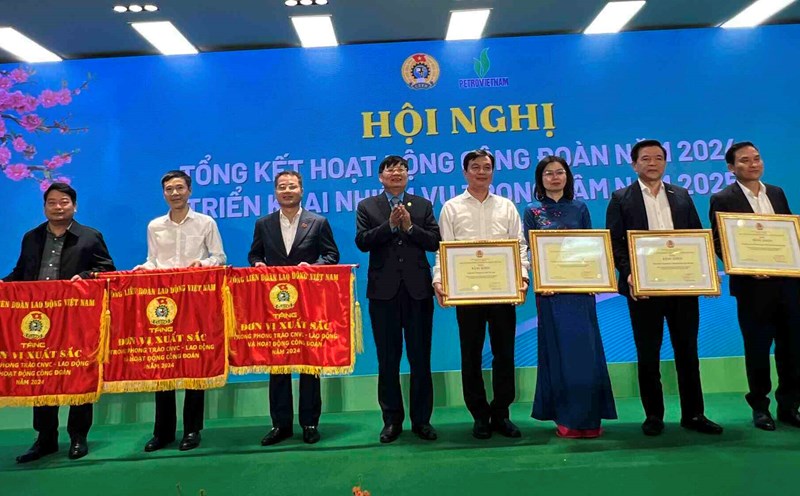 Vice President of the Vietnam General Confederation of Labor Phan Van Anh awarded the Emulation Flag and Certificate of Merit of the Vietnam General Confederation of Labor to the collectives of the Vietnam Oil and Gas Trade Union. Photo: Kieu Vu