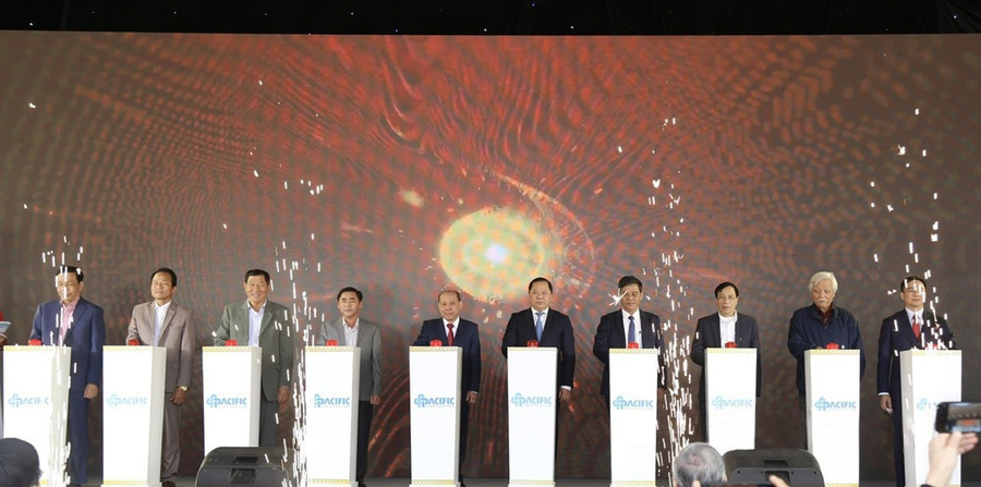 Leaders of Hoa Binh province and the project advisory board pressed the button to launch the cable car line and the 5,000 billion VND resort project. Photo: Dinh Hoa