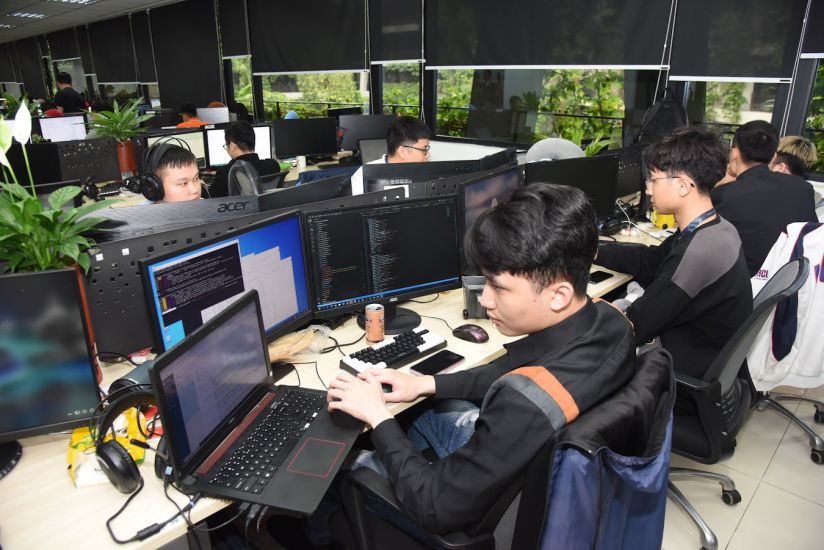 Automated manufacturing will replace manual labor with robots and AI, retaining only highly skilled personnel. Photo: Hai Nguyen