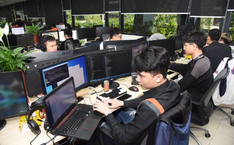 Automated manufacturing will replace manual labor with robots and AI, retaining only highly skilled personnel. Photo: Hai Nguyen