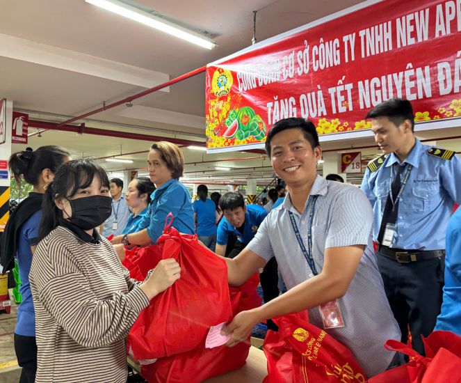 New Apparel Far Eastern Company's Trade Union gives Tet gifts to union members and workers. Photo: Provided by Trade Union