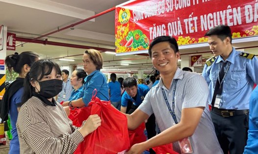 CĐCS Công ty New Apparel Far Eastern trao quà Tết cho đoàn viên, lao động. Ảnh: CĐCS cung cấp