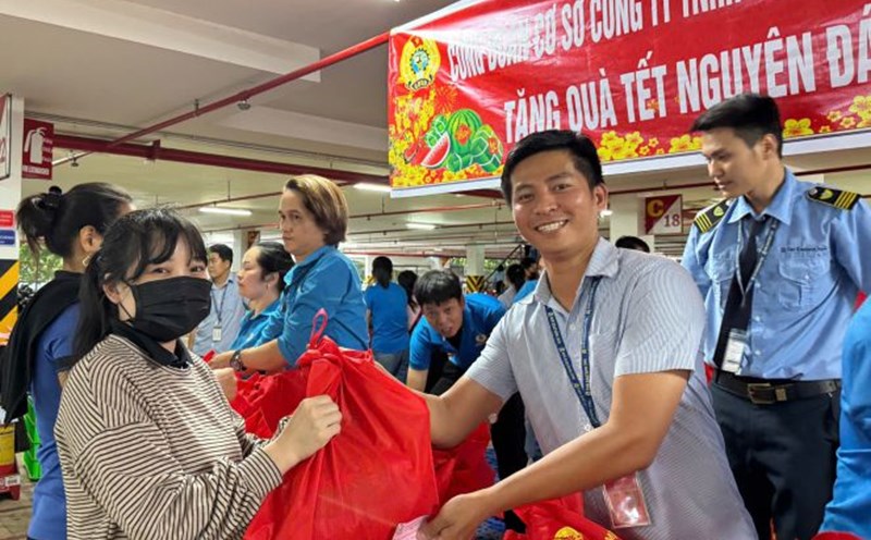 New Apparel Far Eastern Company's Trade Union gives Tet gifts to union members and workers. Photo: Provided by Trade Union