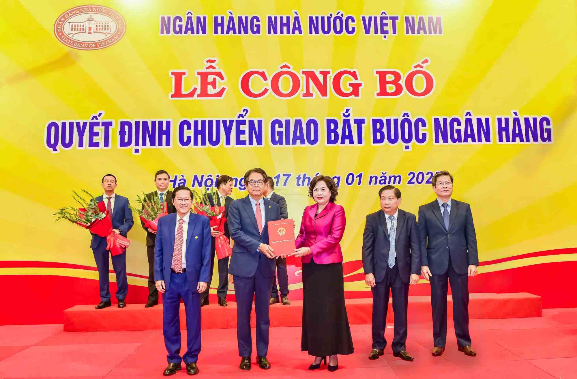 Governor of the State Bank Nguyen Thi Hong handed over the Decision on compulsory transfer of DongA Bank to Mr. Kim Byoungho - Chairman of the Board of Directors of HDBank. Photo: SBV