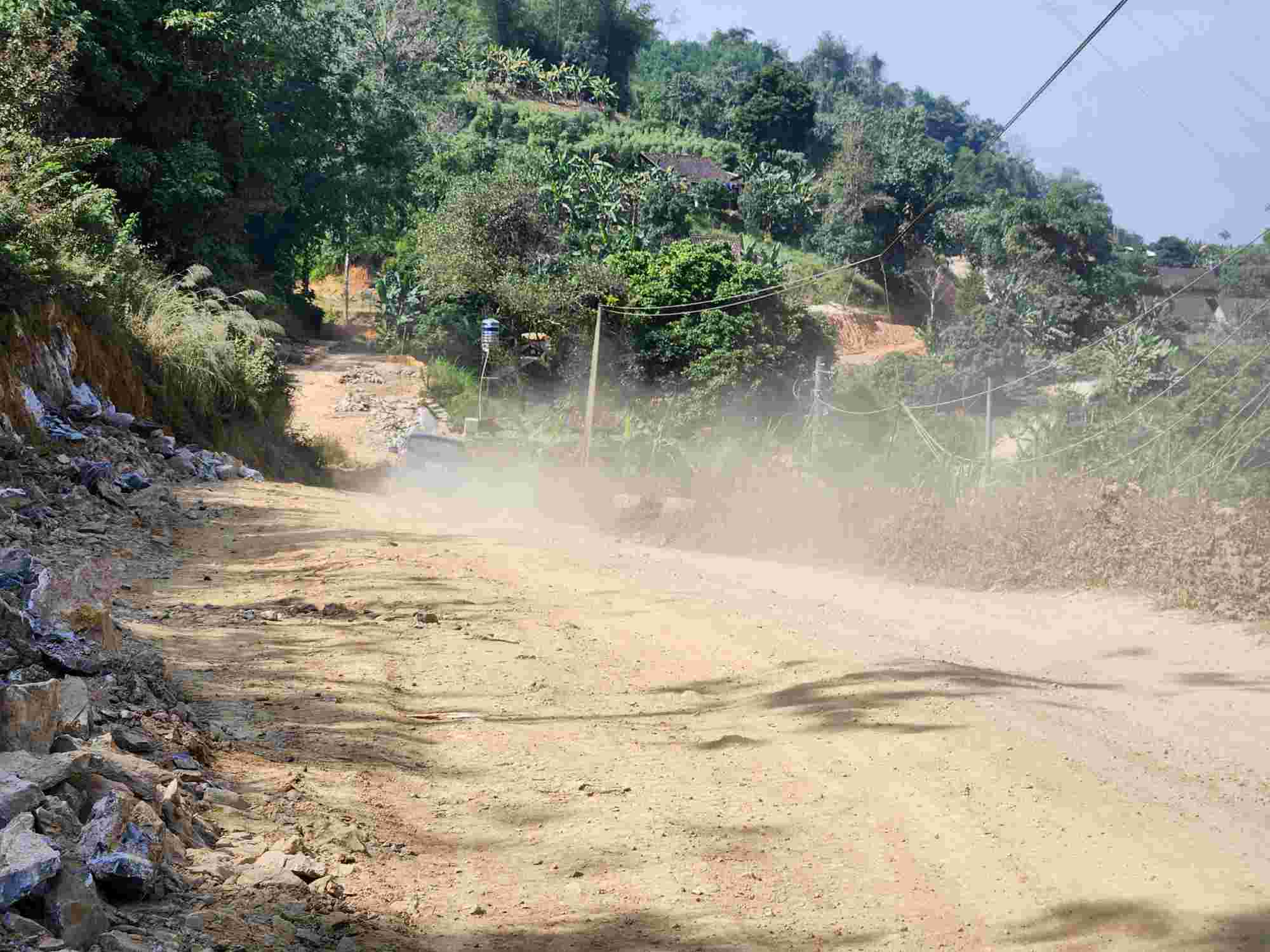 Dust rolls up on the road under construction. Photo: Tan Van
