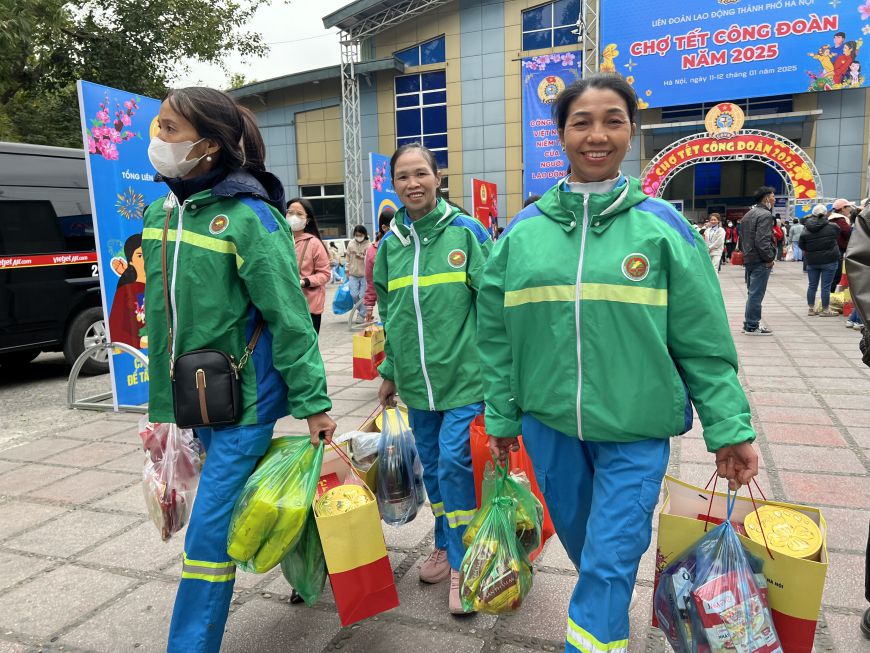 Các chị công nhân Công ty Cổ phần môi trường đô thị Sóc Sơn mua sắm Tết tại “Chợ Tết Công đoàn“. Ảnh: Kiều Vũ