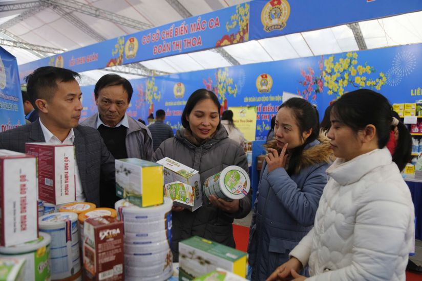 Many exciting activities at the Trade Union Tet Market were organized by the Dien Bien Provincial Labor Federation. Photo: Quang Dat