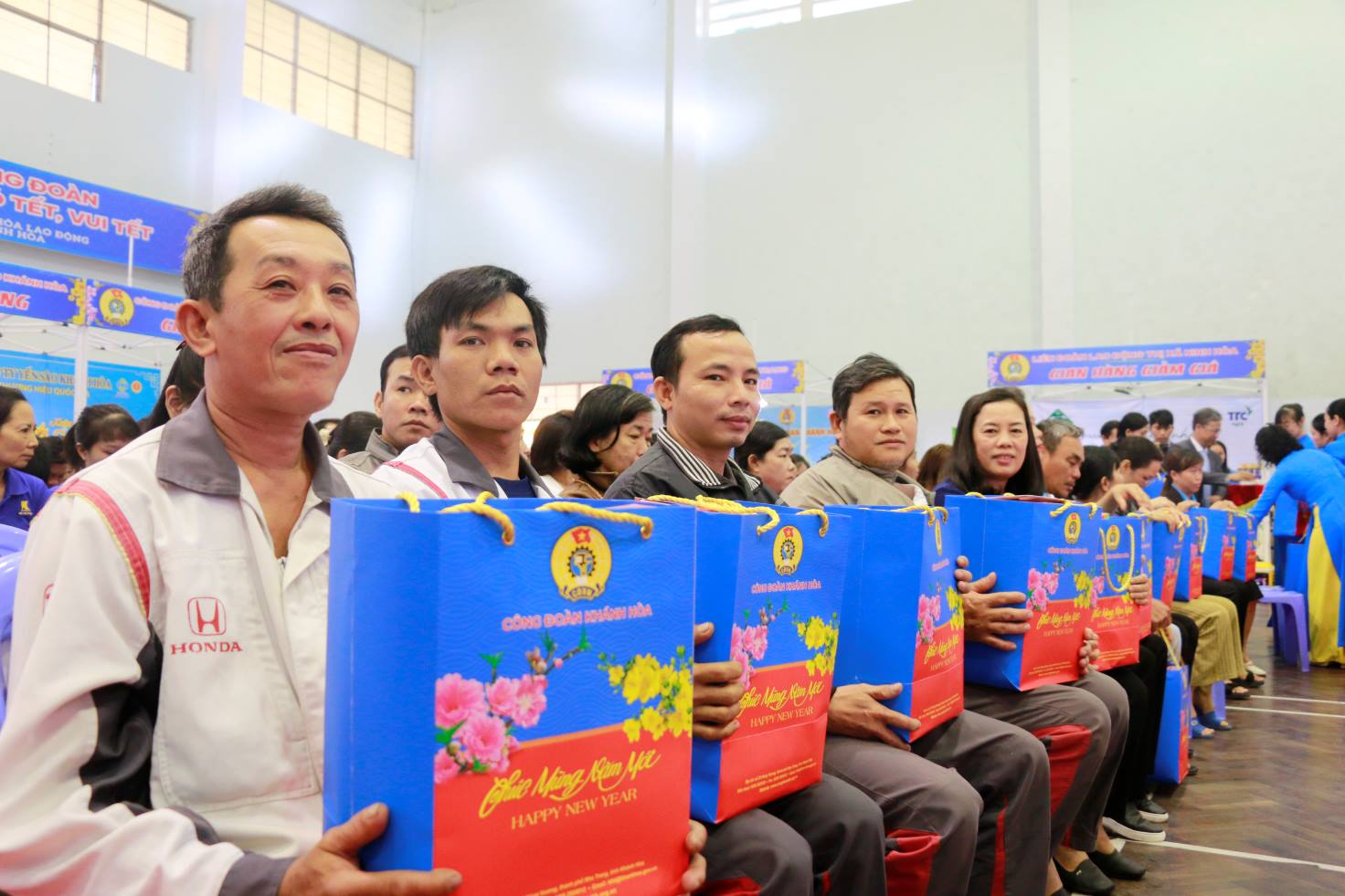 Union members and workers in Khanh Hoa celebrate Tet Sum Vay. Photo: Phuong Linh