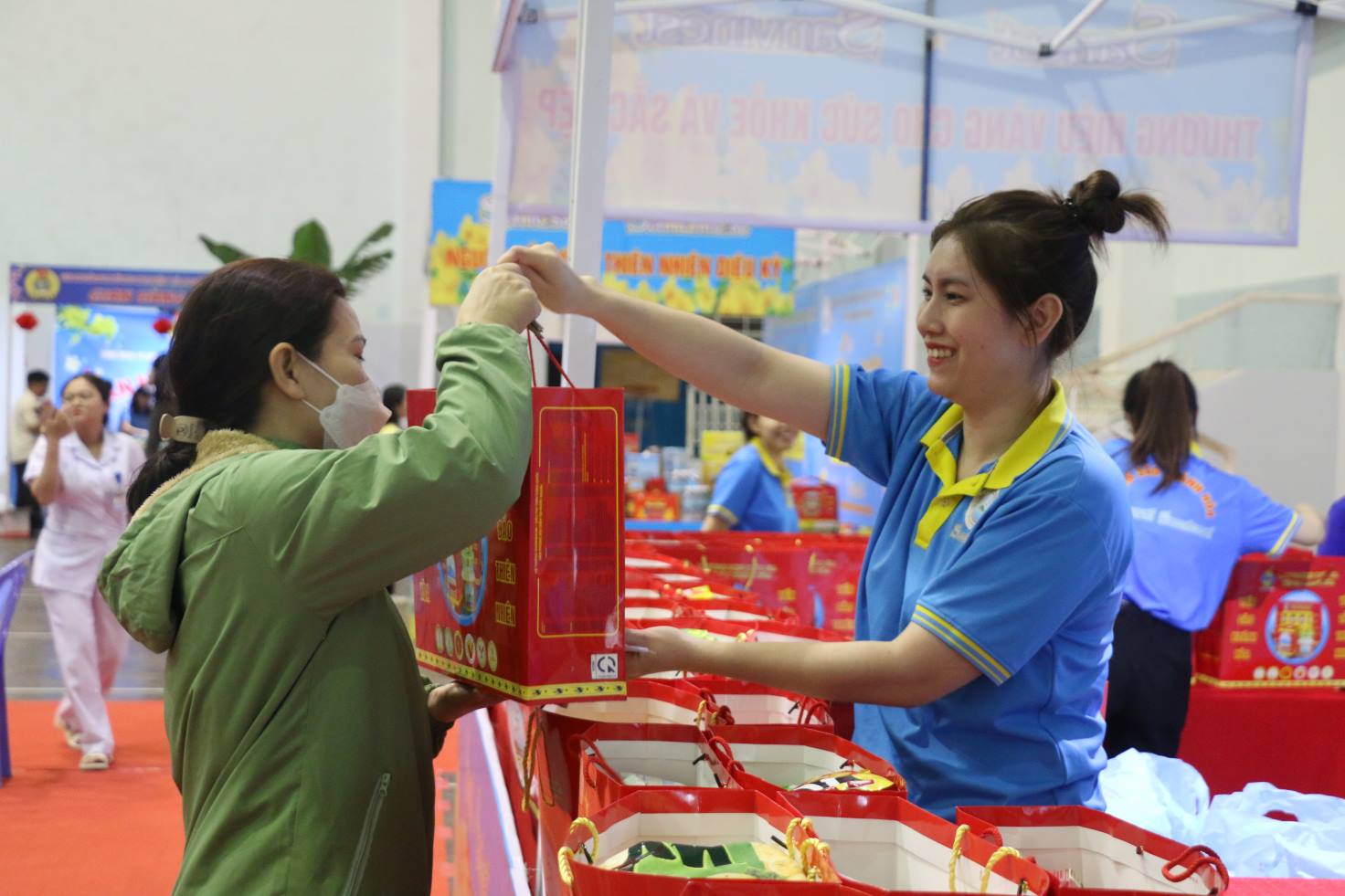 Nhung san pham phuc vu nhu cau Tet nhu nuoc yen, nhang tram...duoc ban voi gia uu dai cho doan vien. Anh: Phuong Linh