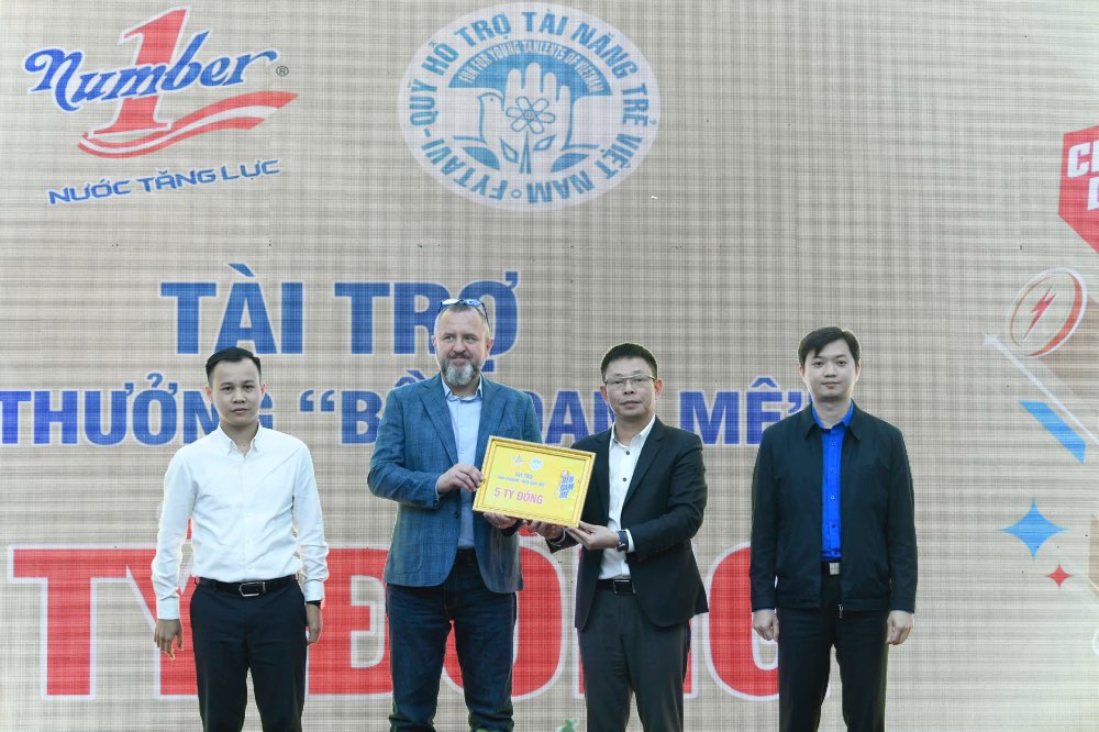 Sponsor representative presents the total prize value symbol to the Organizing Committee. Photo: Huong Nha