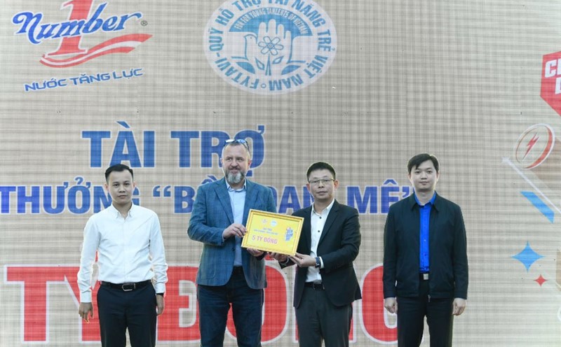 Sponsor representative presents the total prize value symbol to the Organizing Committee. Photo: Huong Nha
