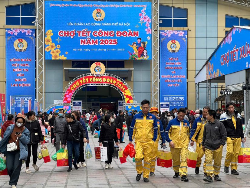 Workers and laborers at the "Union Tet Market" organized by the Hanoi City Labor Federation. Photo: Kieu Vu