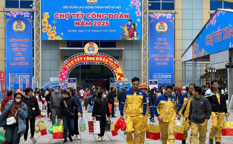 Workers and laborers at the "Union Tet Market" organized by the Hanoi City Labor Federation. Photo: Kieu Vu