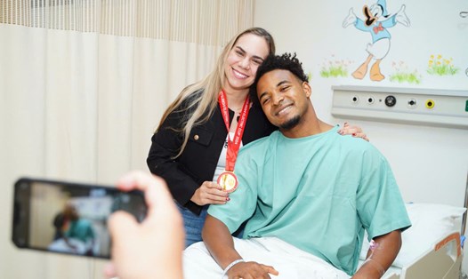 Xuân Son và khoảnh khắc cùng vợ. Ảnh: Nam Định FC