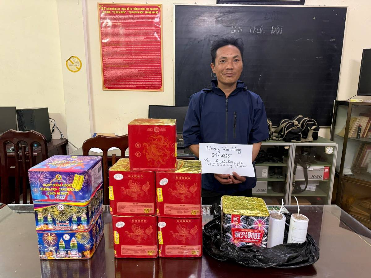 Đối tượng Hoàng Văn Hùng và tang vật. Ảnh: Công an tỉnh Nam Định