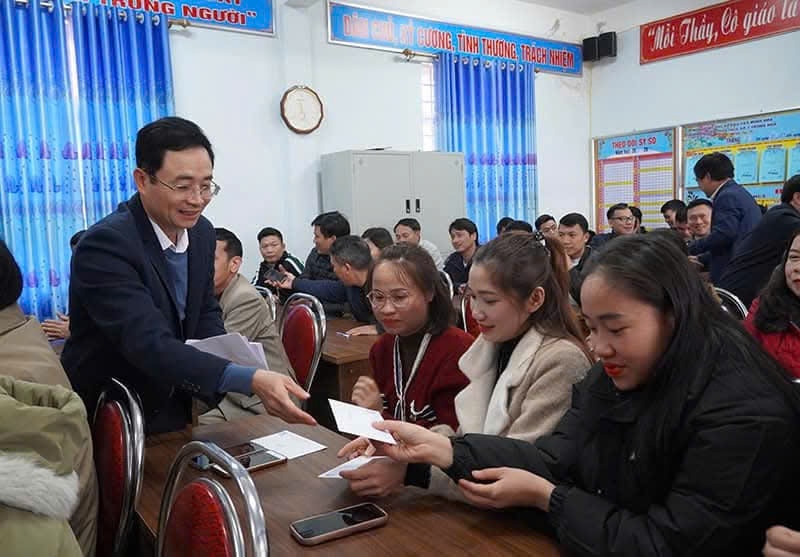 The Education Department of Quang Binh province presented gifts to teachers in the province's border areas. Photo: Q. Nguyen