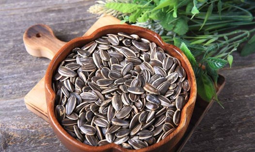 Hạt hướng dương không chỉ ngon miệng mà còn hỗ trợ kiểm soát cân nặng và hạn chế tích mỡ bụng. Ảnh: Đinh Đinh.