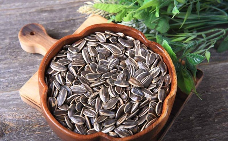 Sunflower seeds are not only delicious but also help control weight and limit belly fat accumulation. Photo: Dinh Dinh.