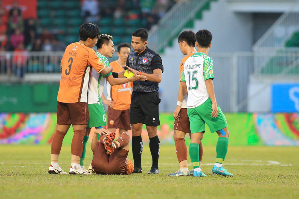 Trong tai tiep tuc rut ra cac the phat trong giai doan cuoi cua tran dau. Theo thong ke, co 11 cau thu tren san da nhan the vang. Tren bang ghe huan luyen, Giam doc ki thuat Vu Tien Thanh cua Hoang Anh Gia Lai cung nhan 1 the vang.