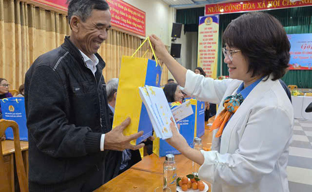 Da Nang City Labor Federation presents gifts to encourage representatives of 71 self-managed worker groups on the occasion of the New Year. Photo: Tra Van