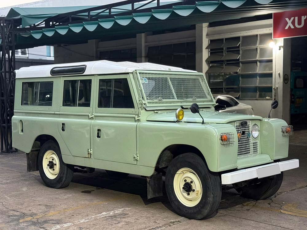 Land Rover Defender Series II for sale for over 2 billion VND in Ho Chi Minh City attracts attention. Photo: Supercar In VietNam