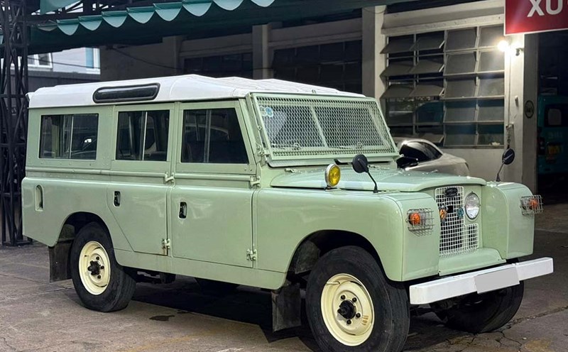 Land Rover Defender Series II for sale for over 2 billion VND in Ho Chi Minh City attracts attention. Photo: Supercar In VietNam
