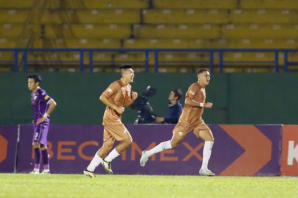 Du phai choi tren san khach nhung Binh Dinh moi la doi co ban mo ti so. Phut 22, Leonardo tan dung sai lam tu hang thu Binh Duong de dem bong can thanh ghi ban dua Binh Dinh vuon len dan 1-0.