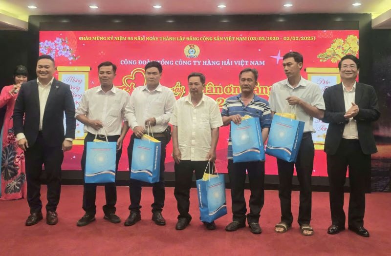 Leaders of the Corporation and the Trade Union of Vietnam National Shipping Lines presented gifts to workers in difficult circumstances. Photo: Duc Long