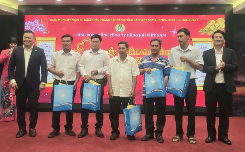Leaders of the Corporation and the Trade Union of Vietnam National Shipping Lines presented gifts to workers in difficult circumstances. Photo: Duc Long