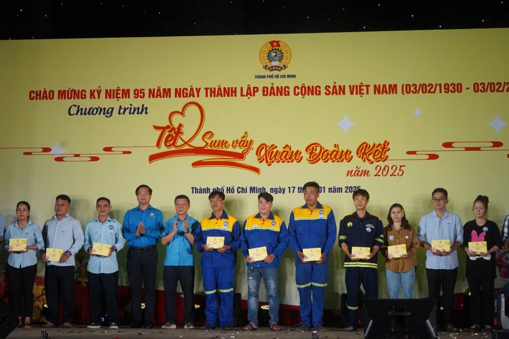 300 families are cared for during Tet Sum Vay at Saigon Zoo and Botanical Garden.