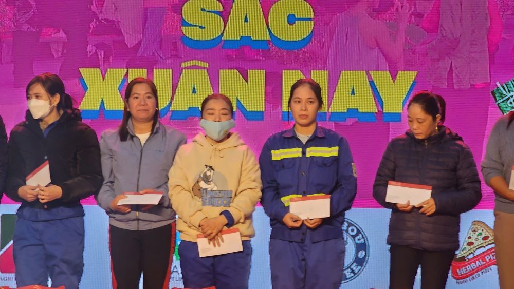 Giving Tet gifts to sanitation workers and the Da Nang sea rescue team. Photo: Nguyen Thi