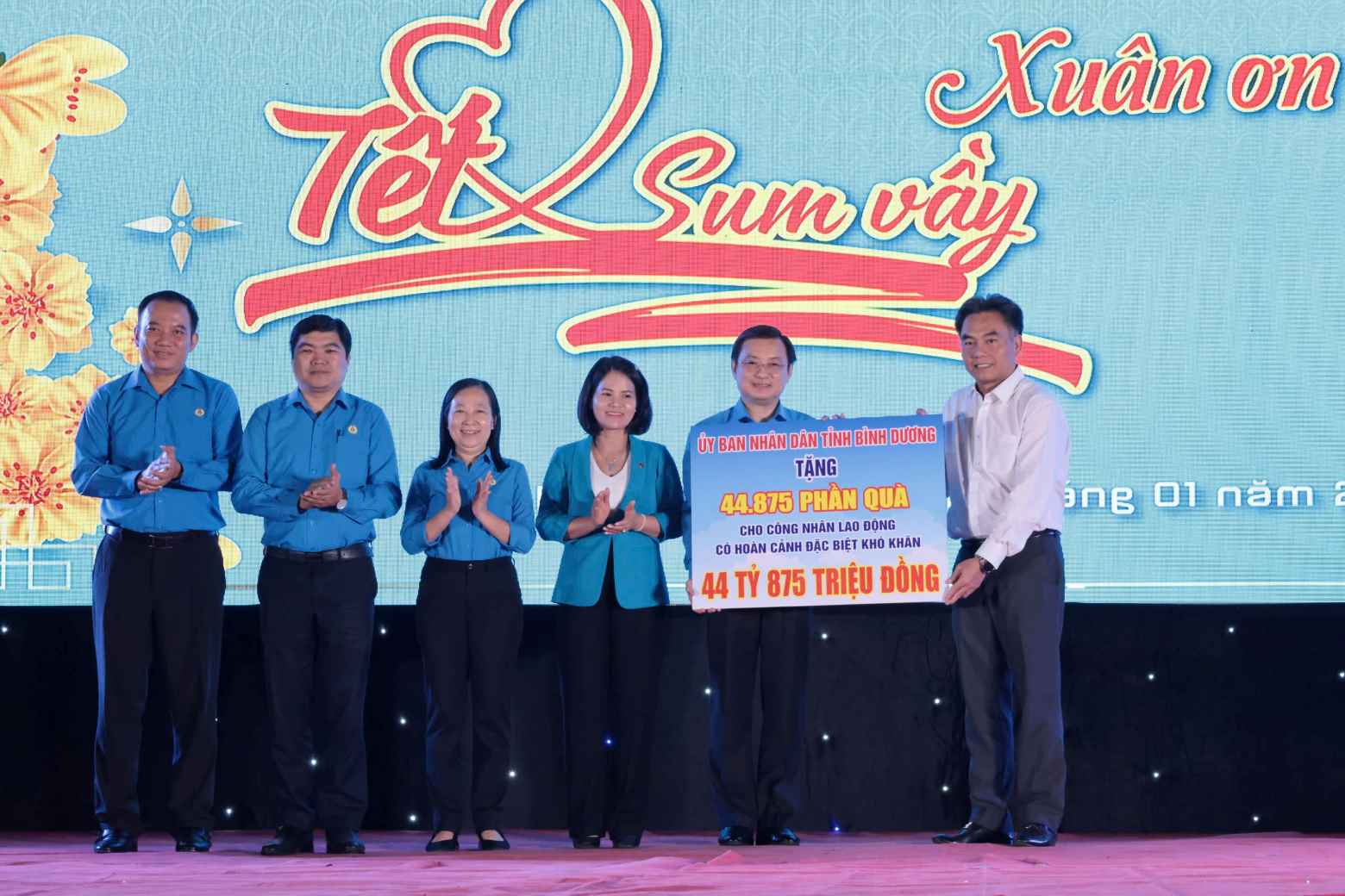 Mr. Nguyen Loc Ha - Deputy Secretary of the Provincial Party Committee, Vice Chairman of the People's Committee of Binh Duong province presented a symbolic plaque of Binh Duong province spending nearly 45 billion VND to support workers in difficult circumstances. Photo: Yen Nhi