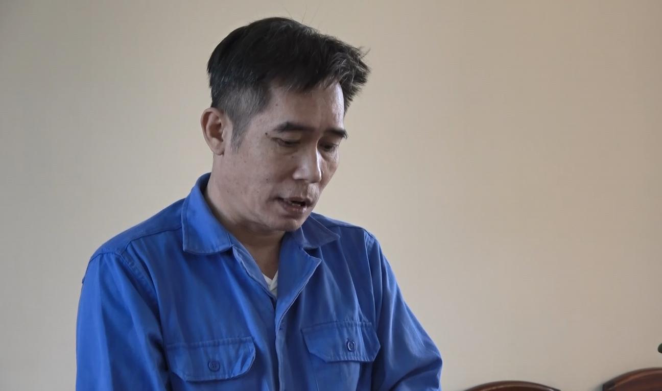 Praise picking up bullets at the garbage dump at the old Phu Quoc airport. Photo: Van Vu