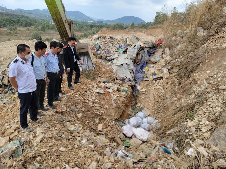 Authorities destroy frozen products of unknown origin. Photo: Minh Anh