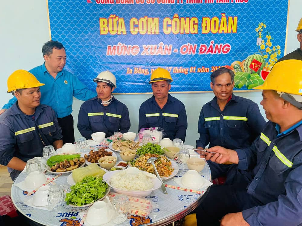 Workers feel warm with "Union Meal". Photo: Thanh Tuan