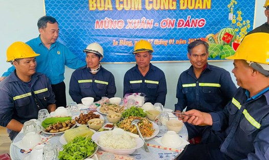 Công nhân lao động ấm áp với "Bữa cơm Công đoàn". Ảnh: Thanh Tuấn