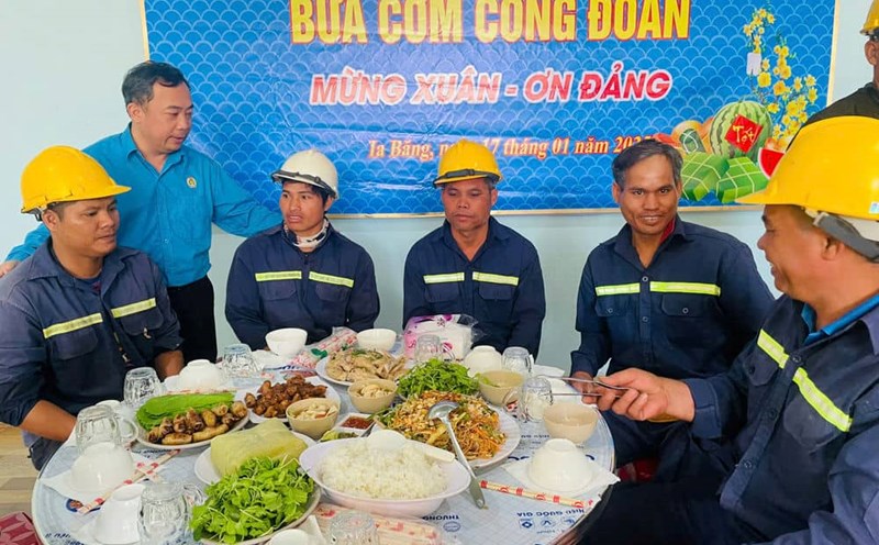 Workers feel warm with "Union Meal". Photo: Thanh Tuan