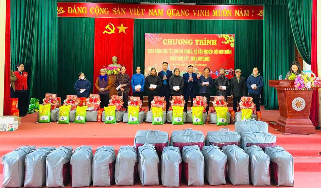 Representatives of the grassroots trade union give Tet gifts to poor households. Photo: Interviewee