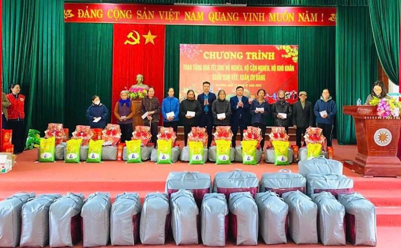 Representatives of the grassroots trade union give Tet gifts to poor households. Photo: Interviewee