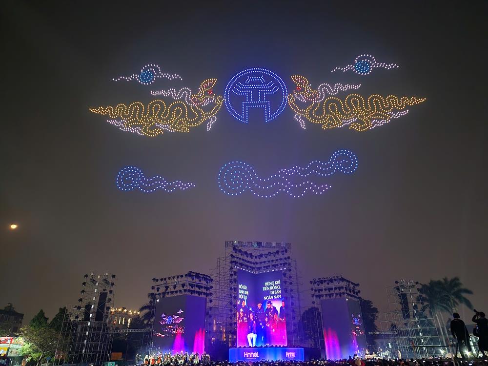 “Hoa nhac anh sang - Chao nam moi 2025” la su kien mo man Le hoi anh sang Quoc te Ha Noi (Hanoi International Light Festival 2025) va duoc ky vong se tro thanh su kien thuong nien. Chuong trinh duoc dau tu cong phu, ket hop giua cong nghe anh sang hien dai va di san am nhac truyen thong, duoc to chuc tai khong gian van hoa dac biet Ho Tay luc 20h toi 18.1.