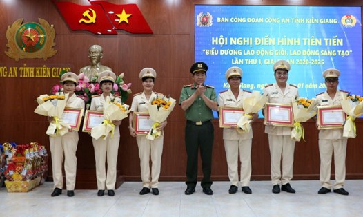 Đại tá Nguyễn Văn Hận, Giám đốc Công an tỉnh trao Giấy khen cho các tập thể, cá nhân có thành tích xuất sắc trong phong trào thi đua yêu nước của tổ chức Công đoàn trong Công an tỉnh giai đoạn 2020 - 2025. Ảnh: Tiến Dũng